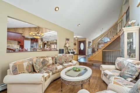 $1,099,990 | 9 Defeo Court, Deer Park, NY 11729