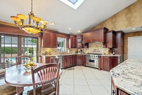 $1,099,990 | 9 Defeo Court, Deer Park, NY 11729