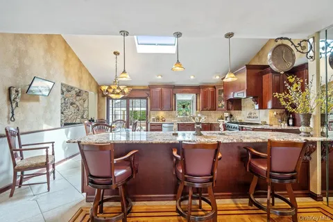 $1,099,990 | 9 Defeo Court, Deer Park, NY 11729