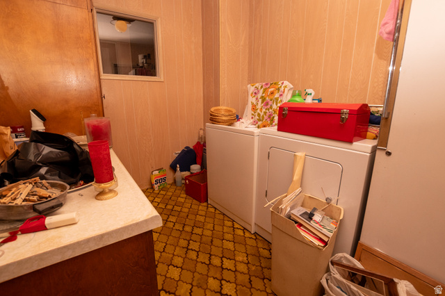 160 North 100 W Street Beaver, UT 84713 - Photo 21 of 36 Laundry area featuring independent washer and dryer and wood walls