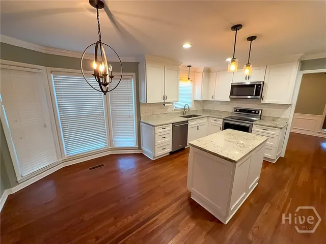 $398,000 | 205 Amberwood Drive East, Vidalia, GA 30474