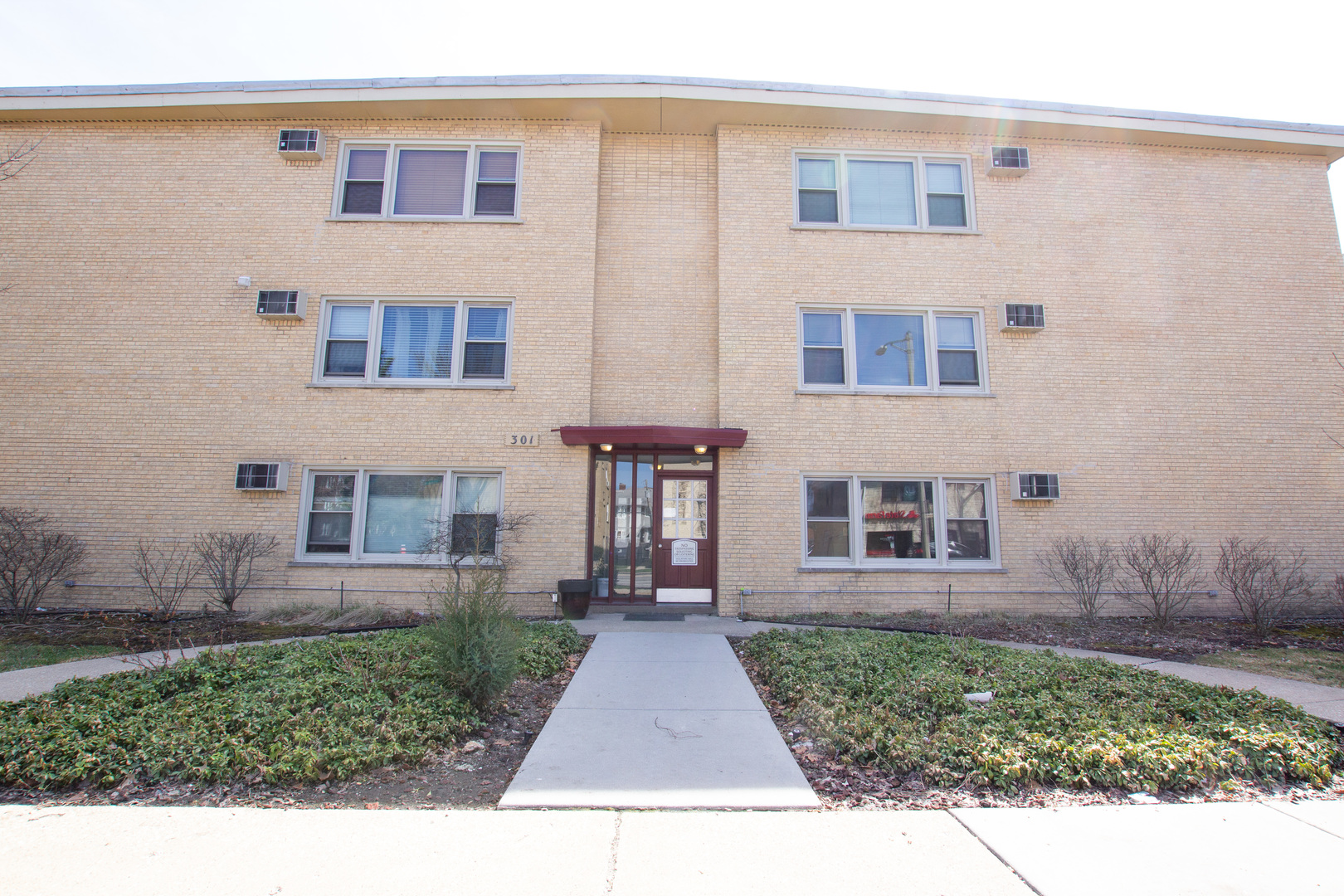 301 Chicago Avenue, Unit 1SW Oak Park, IL 60302 - Photo 1 of 12 a front view of a house with garden
