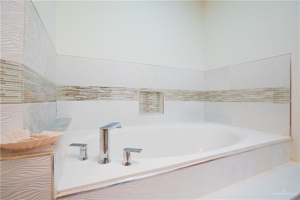 1701 Raul Aguilar Drive Mission, TX 78572 - Photo 14 of 43 a bathroom with a bathtub