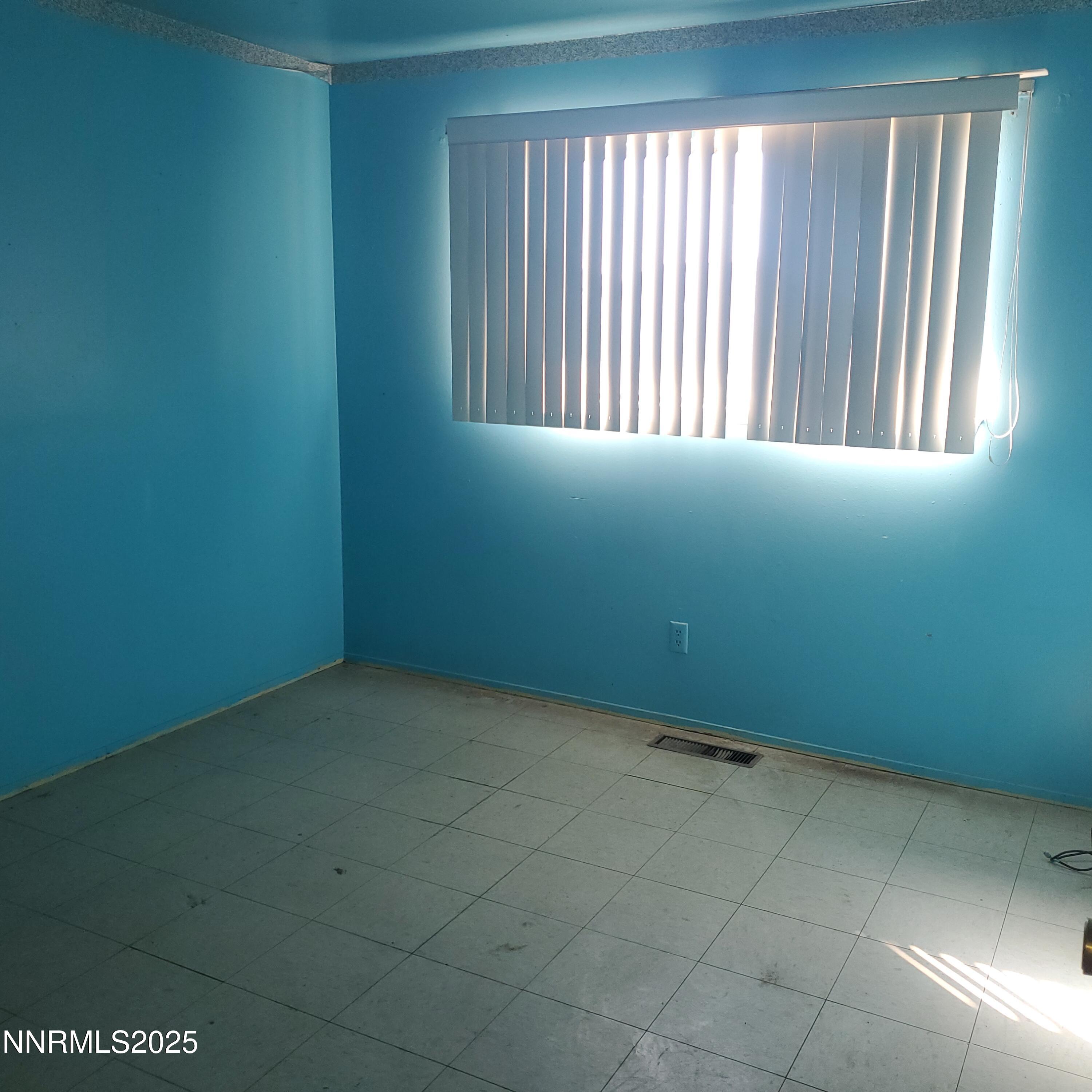 315 Pine Street Hawthorne, NV 89415 - Photo 5 of 6 an empty room with a window