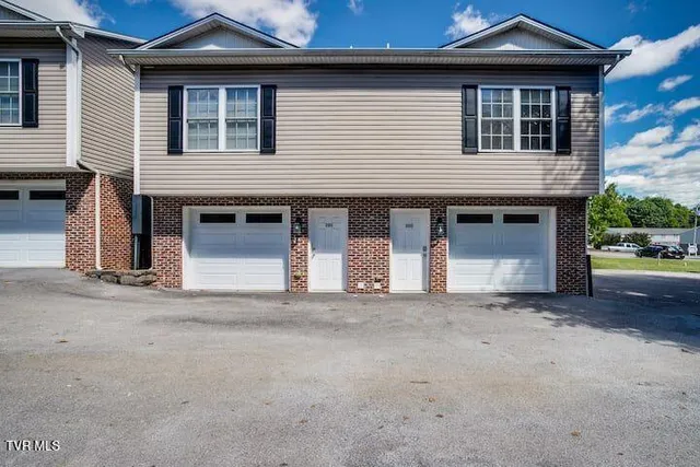 $2,500 | 169 East Grande Avenue, Unit 200, Johnson City, TN 37601