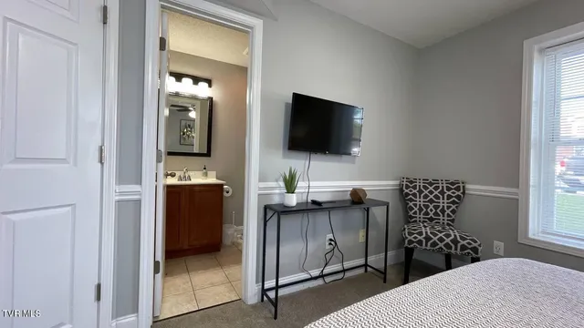 $2,500 | 169 East Grande Avenue, Unit 200, Johnson City, TN 37601