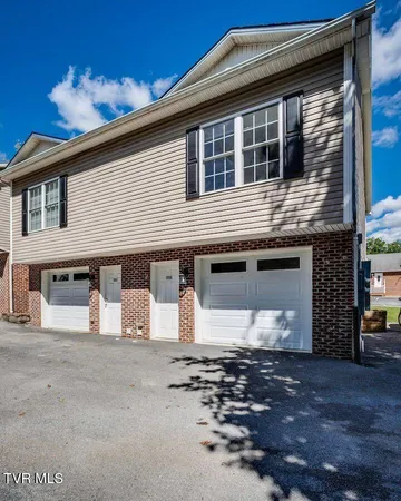 $2,500 | 169 East Grande Avenue, Unit 200, Johnson City, TN 37601