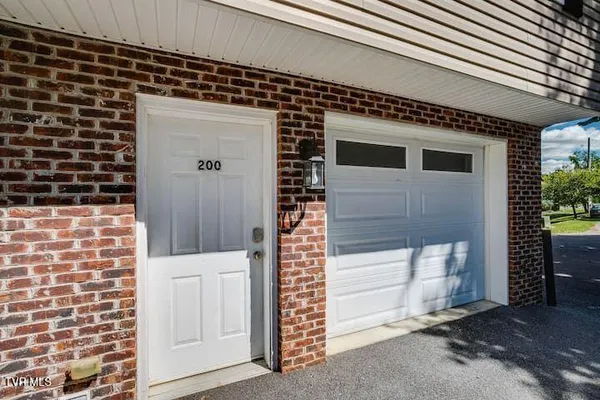 $2,500 | 169 East Grande Avenue, Unit 200, Johnson City, TN 37601