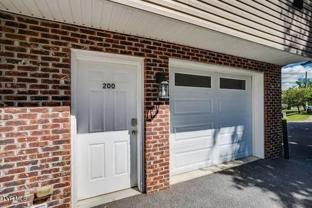 $2,500 | 169 East Grande Avenue, Unit 200, Johnson City, TN 37601