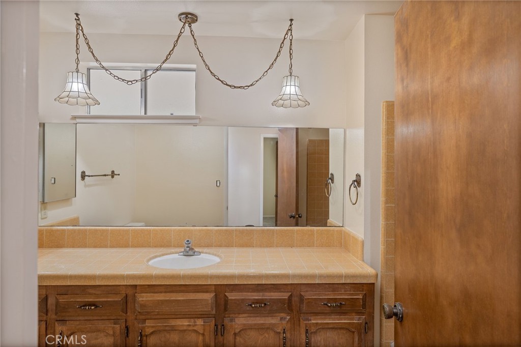 32413 Chickasaw Road Coarsegold, CA 93614 - Photo 11 of 67 Hall Bathroom