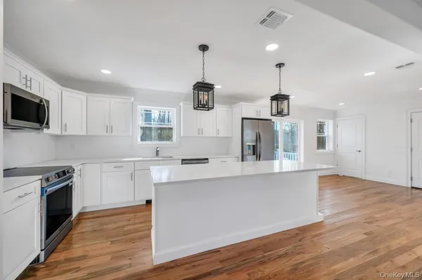 $799,999 | 512 Starlight Drive, Shirley, NY 11967