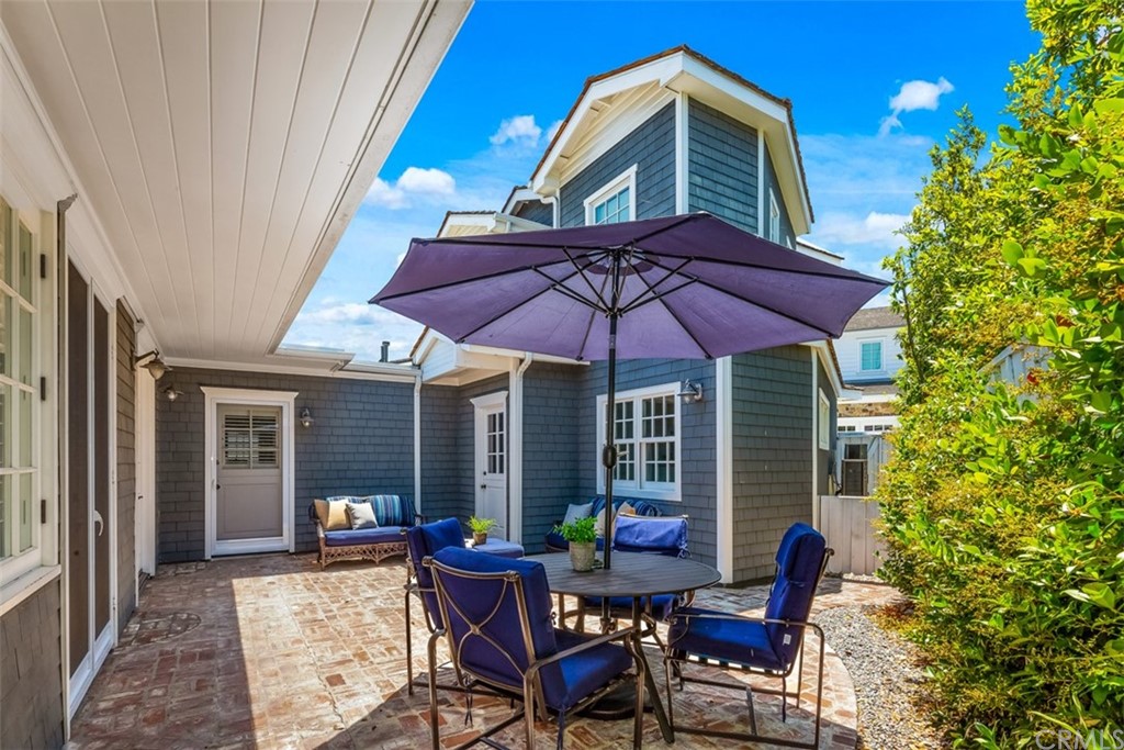 2596 Crestview Drive Newport Beach, CA 92663 - Photo 21 of 54 Courtyard.