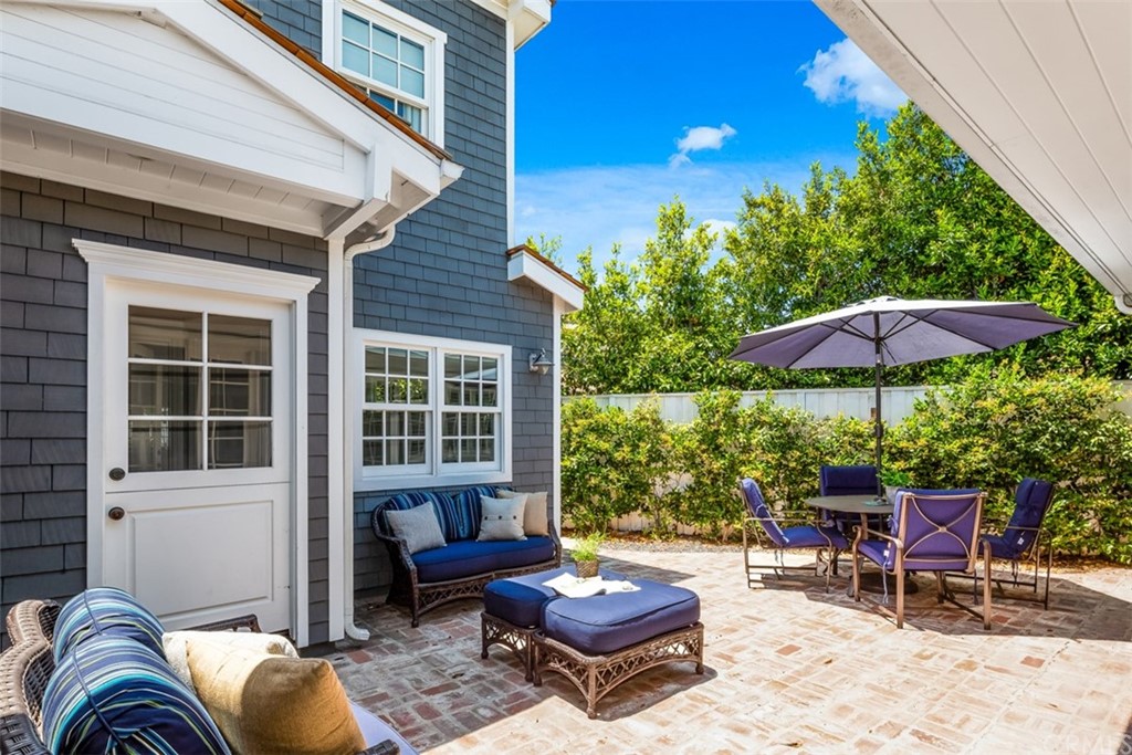 2596 Crestview Drive Newport Beach, CA 92663 - Photo 22 of 54 Courtyard.