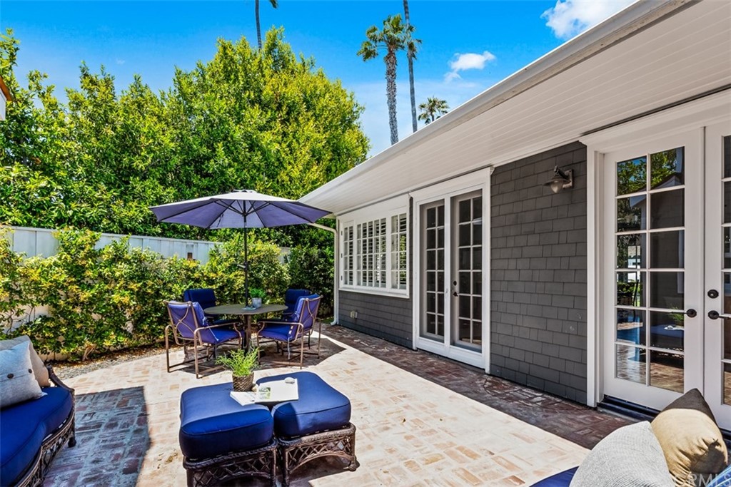 2596 Crestview Drive Newport Beach, CA 92663 - Photo 23 of 54 Courtyard.