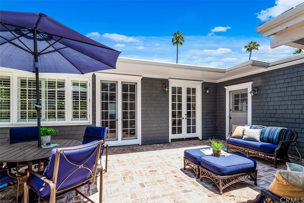 2596 Crestview Drive Newport Beach, CA 92663 - Photo 24 of 54 Courtyard.