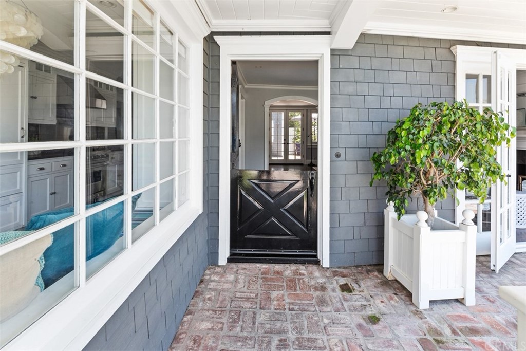 2596 Crestview Drive Newport Beach, CA 92663 - Photo 5 of 54 Entryway of the front door.