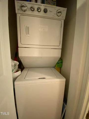 a close up view of a washer and dryer