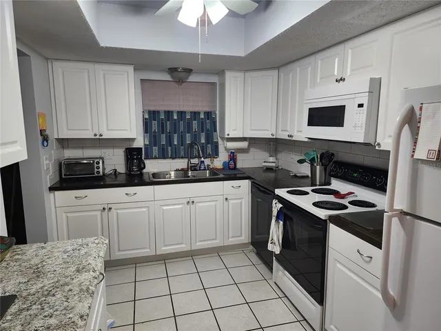$1,250 | 3064 Lake Bayshore Drive, Unit 115, Bradenton, FL 34205