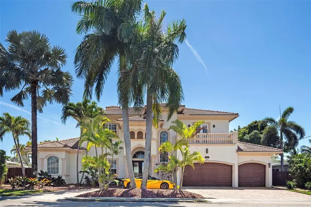 a view of multiple houses with a yard