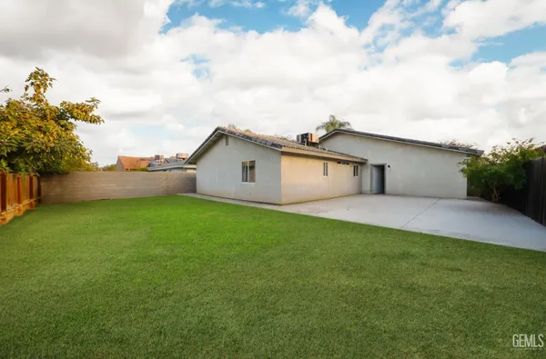a view of a house with backyard and garden