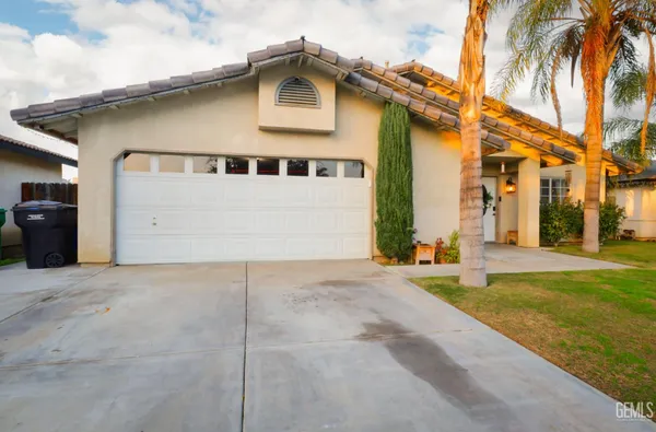 a view of a house with a backyard