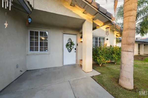 a view of house with backyard and garden