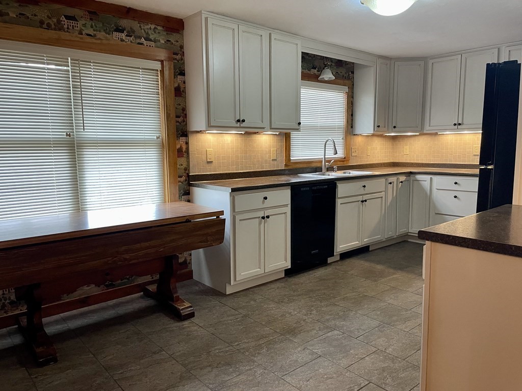 11 Manor Road Auburn, MA 01501 - Photo 11 of 31