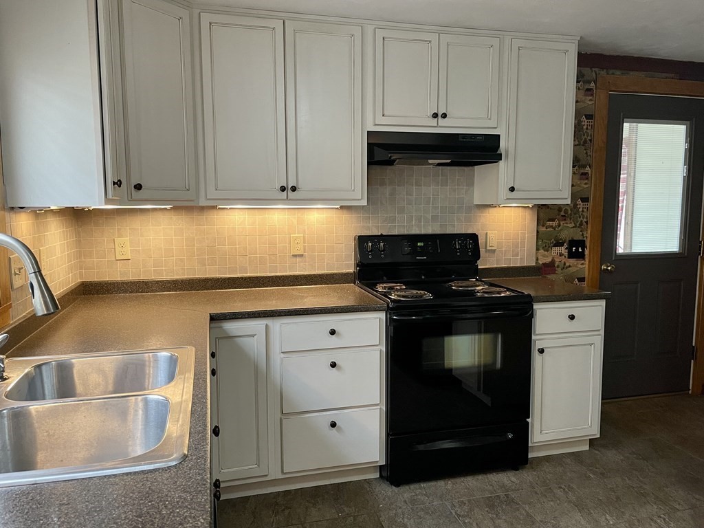 11 Manor Road Auburn, MA 01501 - Photo 13 of 31