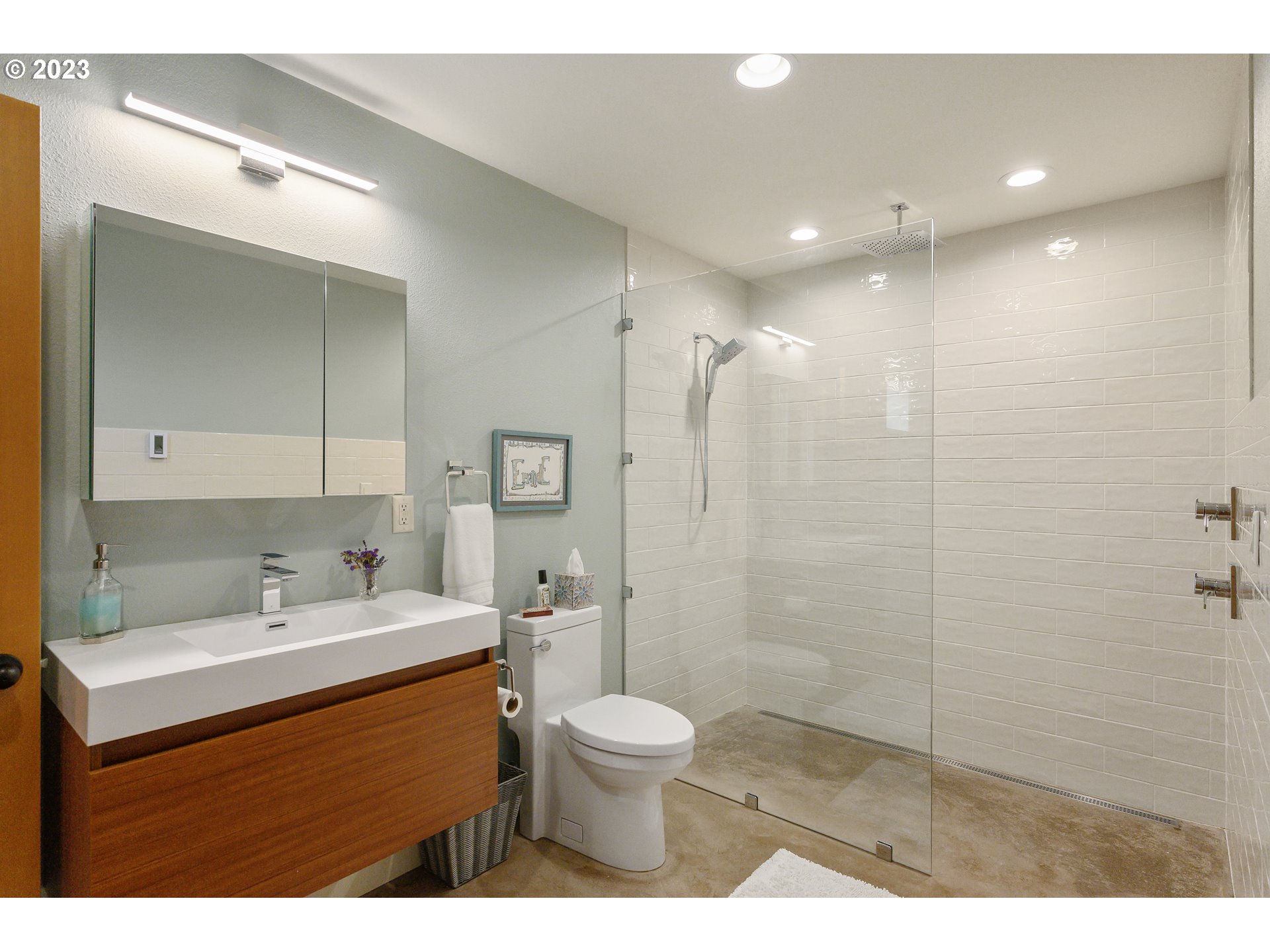 16755 Southwest Masonville Road McMinnville, OR 97128 - Photo 24 of 32 a bathroom with a sink toilet a mirror and shower