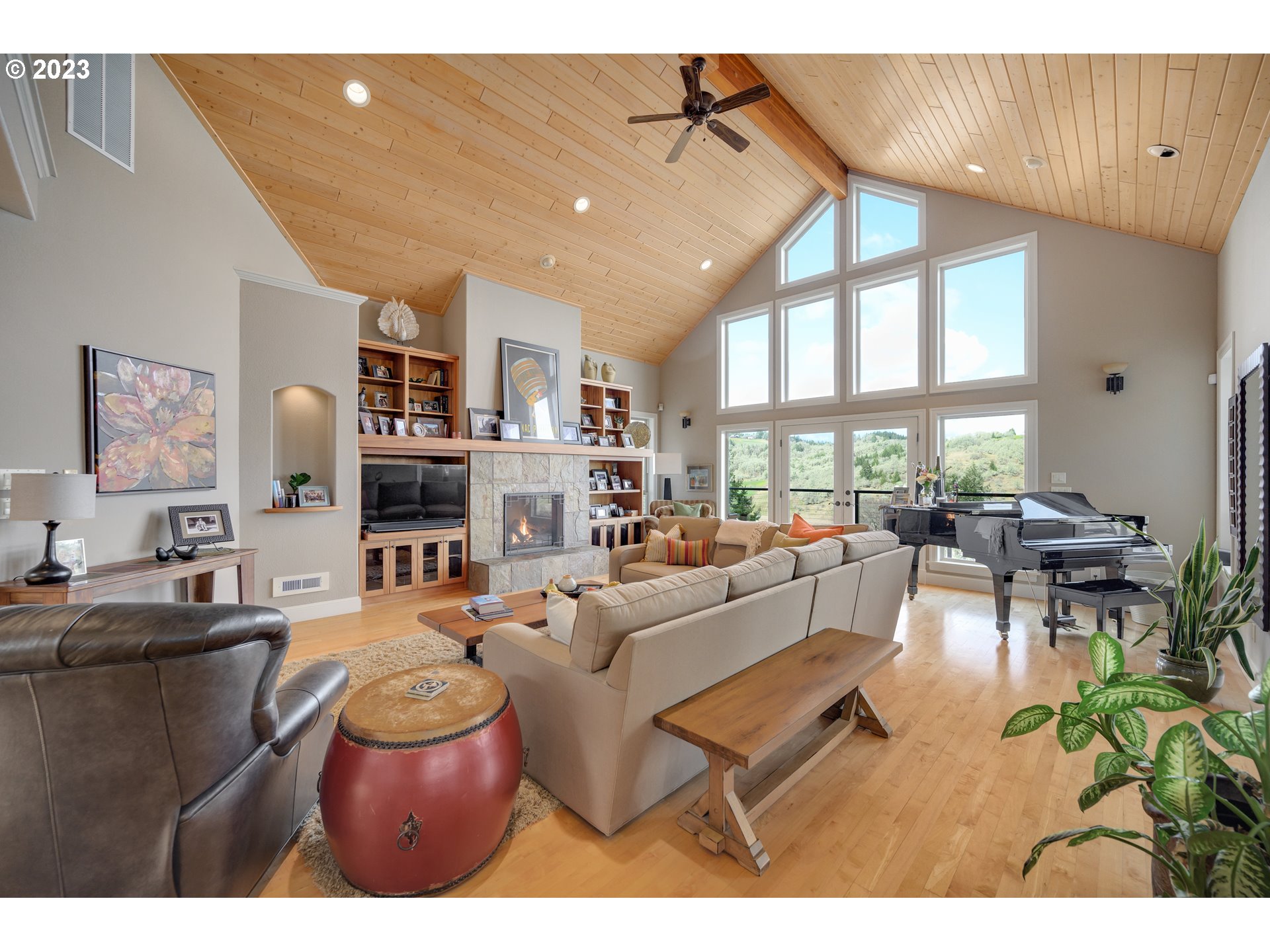 16755 Southwest Masonville Road McMinnville, OR 97128 - Photo 5 of 32 a living room with furniture and a large window