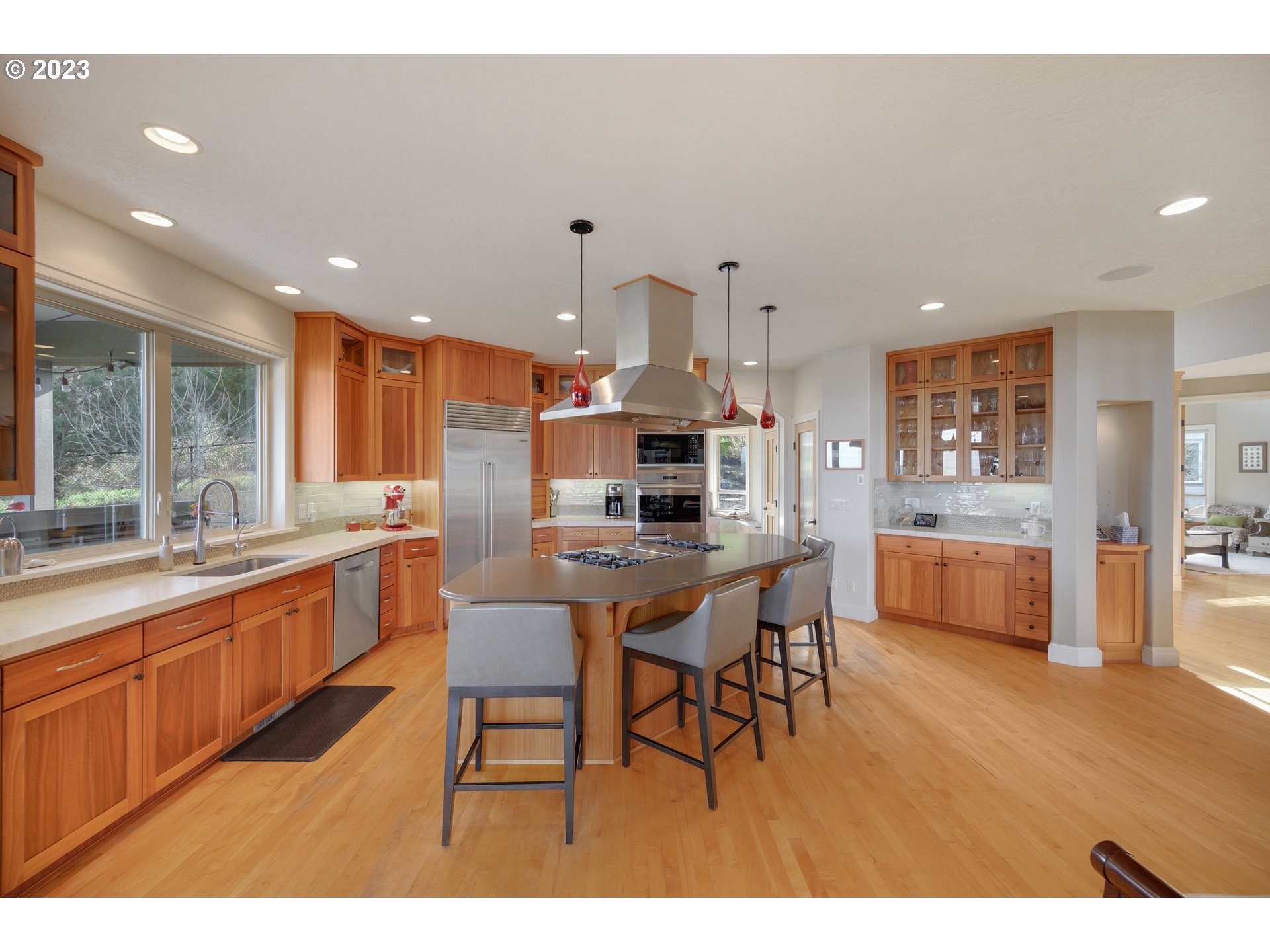 16755 Southwest Masonville Road McMinnville, OR 97128 - Photo 8 of 32 a large kitchen with a table and chairs