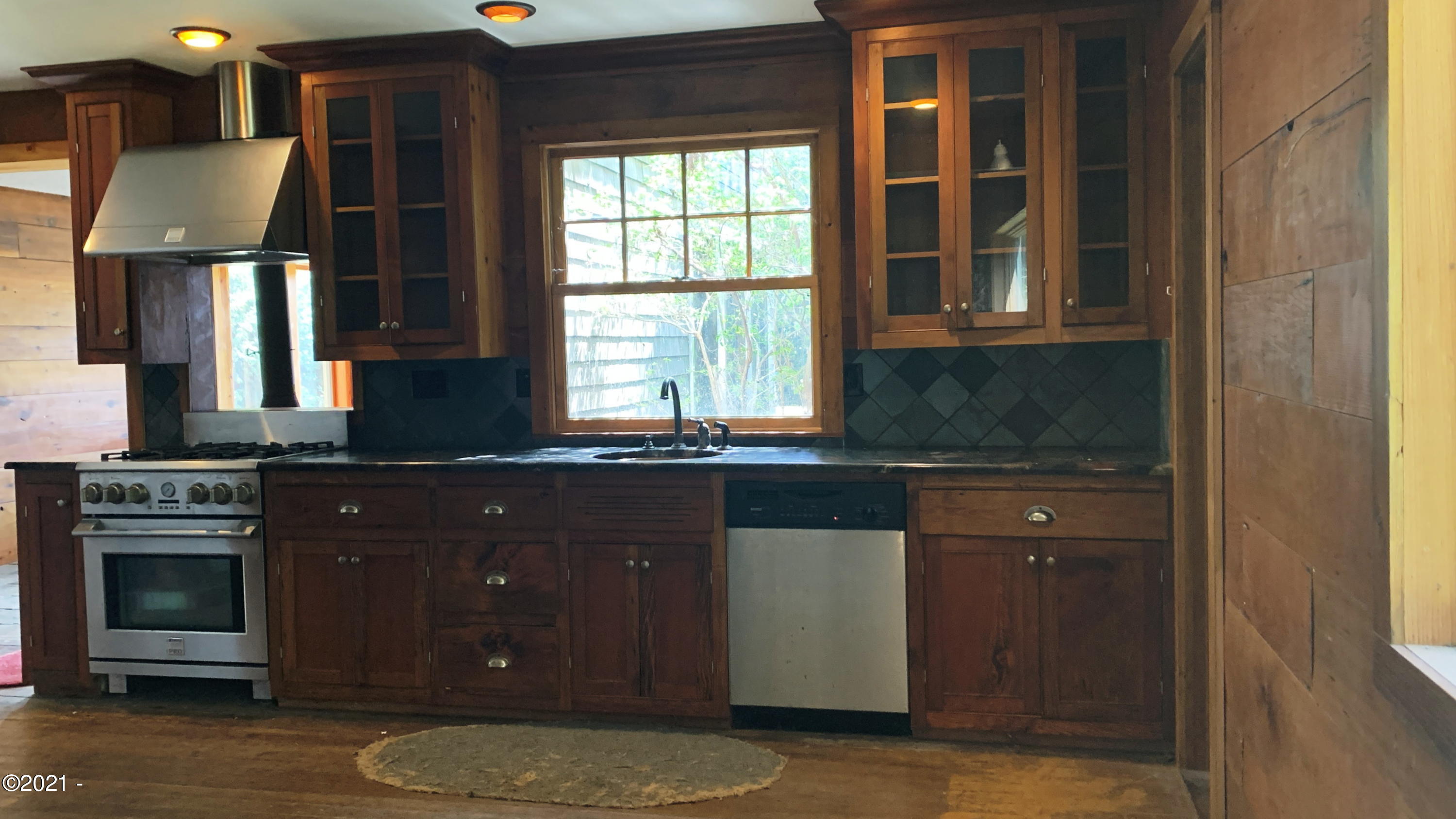 3204 North Bayview Road Waldport, OR 97394 - Photo 13 of 69 Kitchen