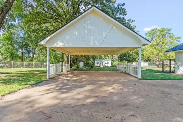 a view of a house with backyard and a garden