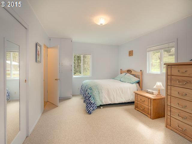 17366 South Gronlund Road Oregon City, OR 97045 - Photo 8 of 16 a bedroom with a bed and window