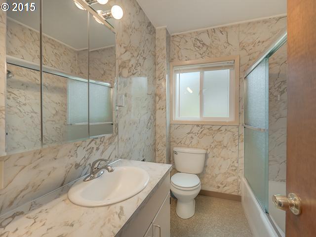 17366 South Gronlund Road Oregon City, OR 97045 - Photo 10 of 16 a bathroom with a toilet sink and mirror