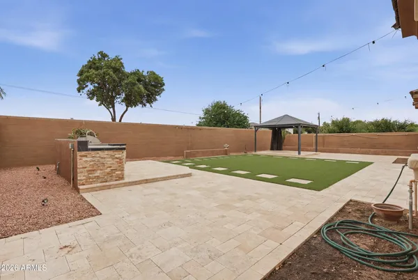 a view of a backyard