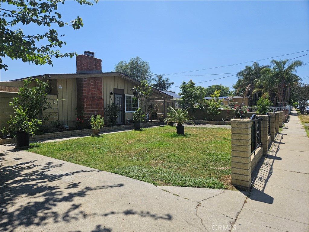 537 East 3rd Street Rialto, CA 92376 - Photo 2 of 47 a view of a back yard of the house