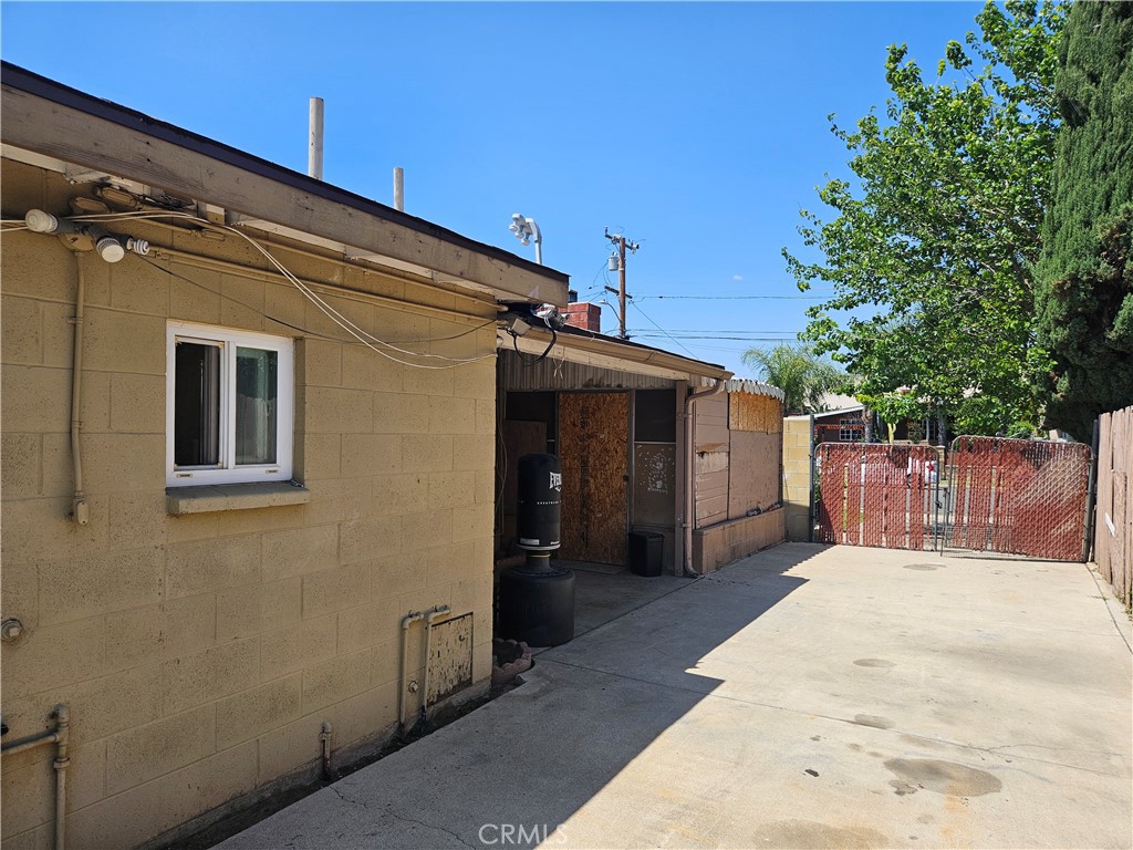 537 East 3rd Street Rialto, CA 92376 - Photo 44 of 47 a view of a house with a backyard