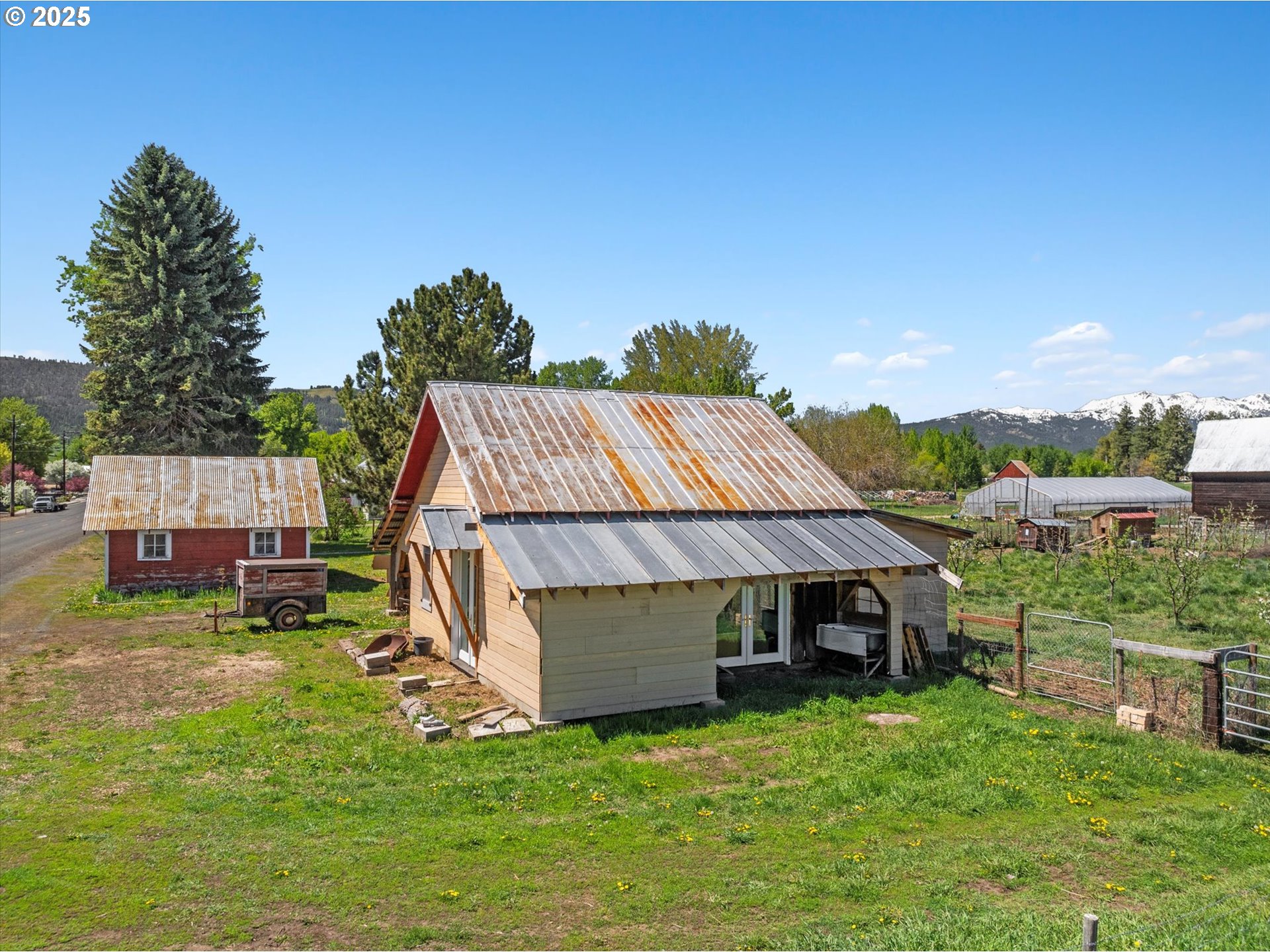 37867 Highway 414 Halfway Or 97834 Halfway, OR 97834 - Photo 34 of 48 a view of a house with a yard