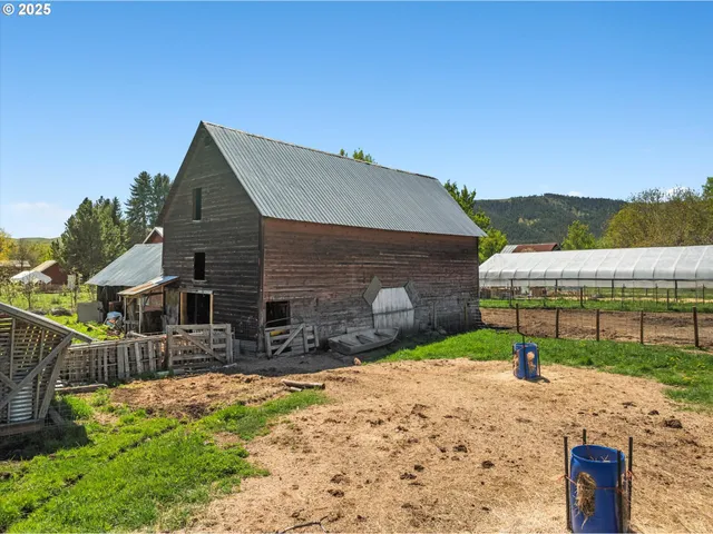 a view of house with backyard and garden