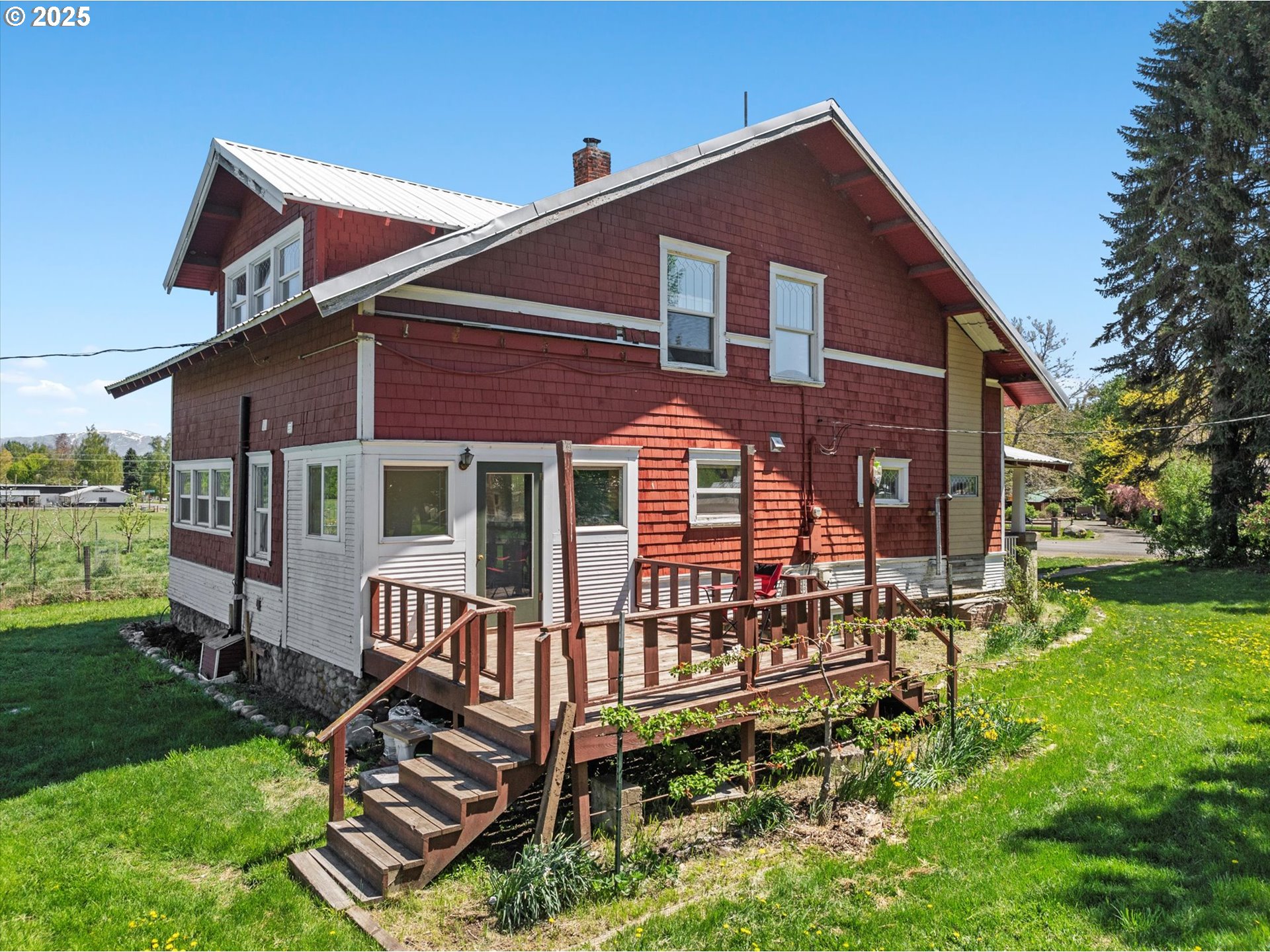 37867 Highway 414 Halfway Or 97834 Halfway, OR 97834 - Photo 4 of 48 a front view of a house with garden