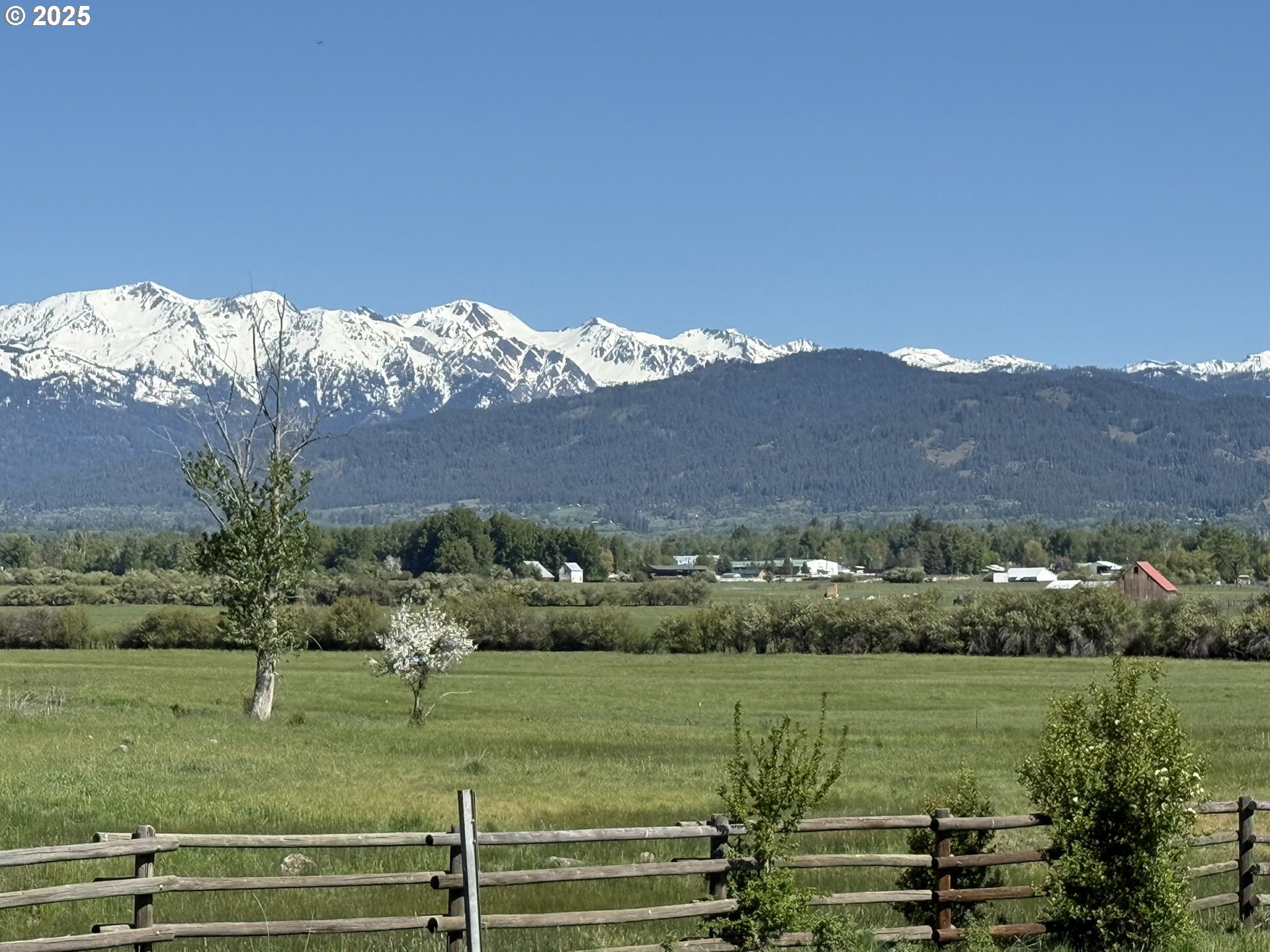 37867 Highway 414 Halfway Or 97834 Halfway, OR 97834 - Photo 43 of 48 a view of a town with mountains in the background