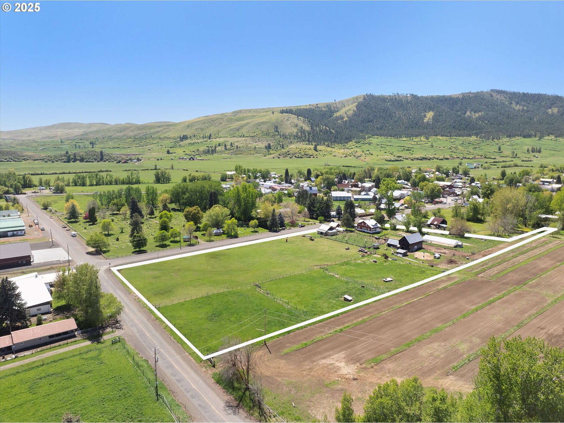 37867 Highway 414 Halfway Or 97834 Halfway, OR 97834 - Photo 48 of 48 a view of a city with mountains in the background