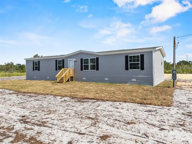a view of a house with backyard