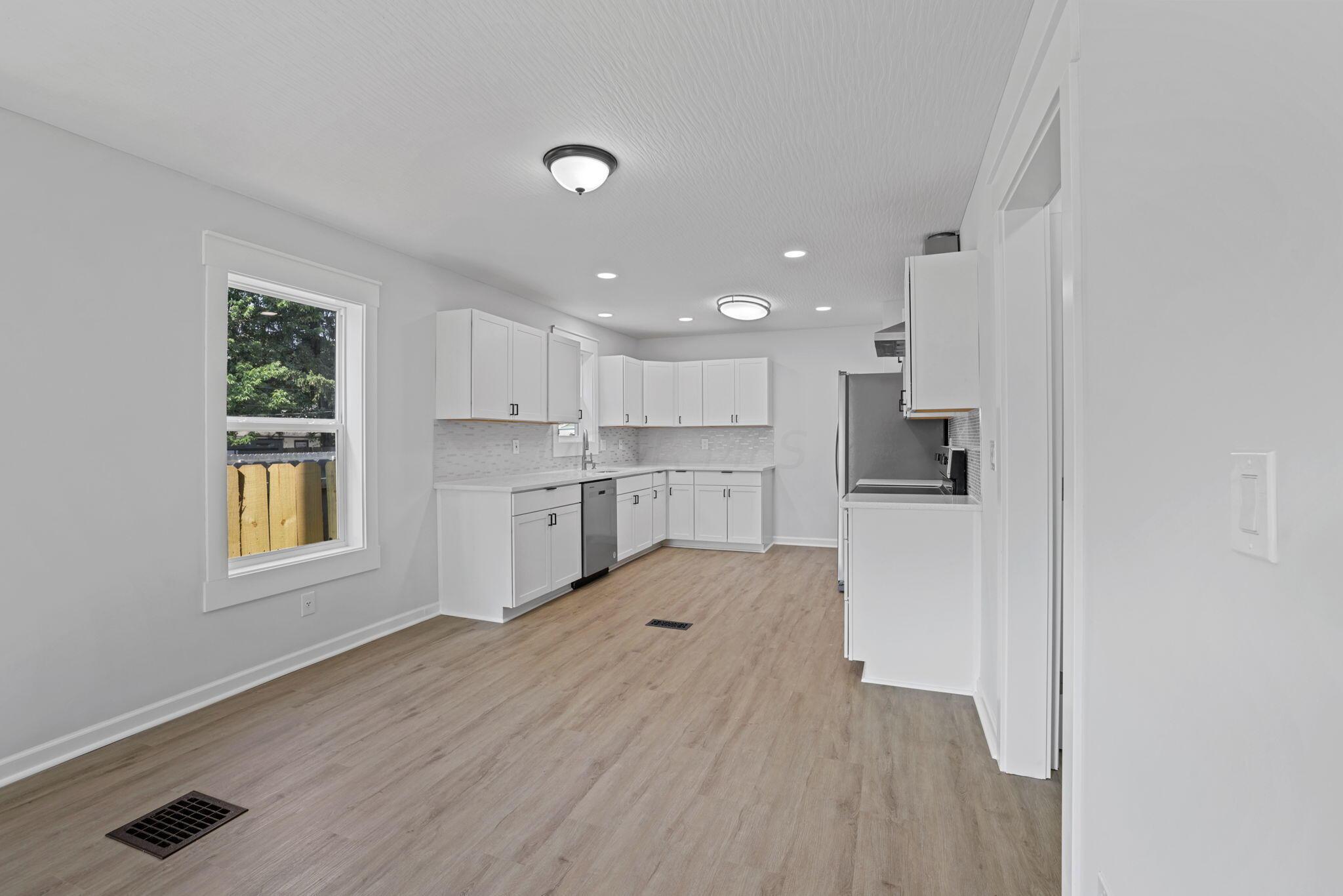 1317 Lockbourne Road Columbus, OH 43206 - Photo 10 of 41 Kitchen w/ Eat-In Space