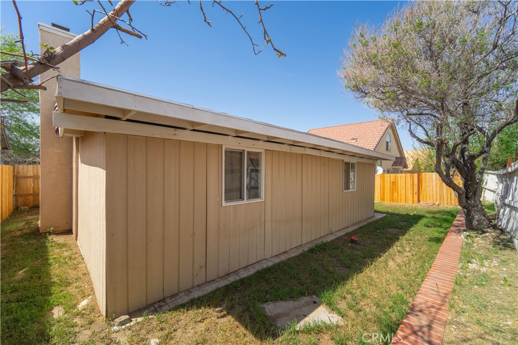 36806 Meadowview Court Palmdale, CA 93552 - Photo 14 of 17 a backyard of a house