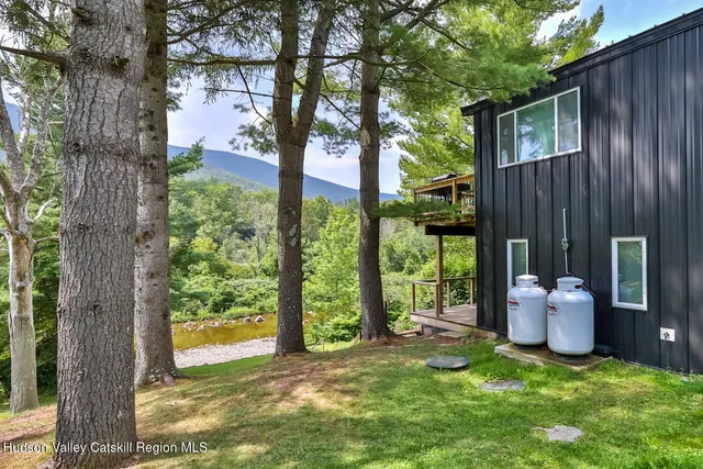a view of a house with backyard and garden