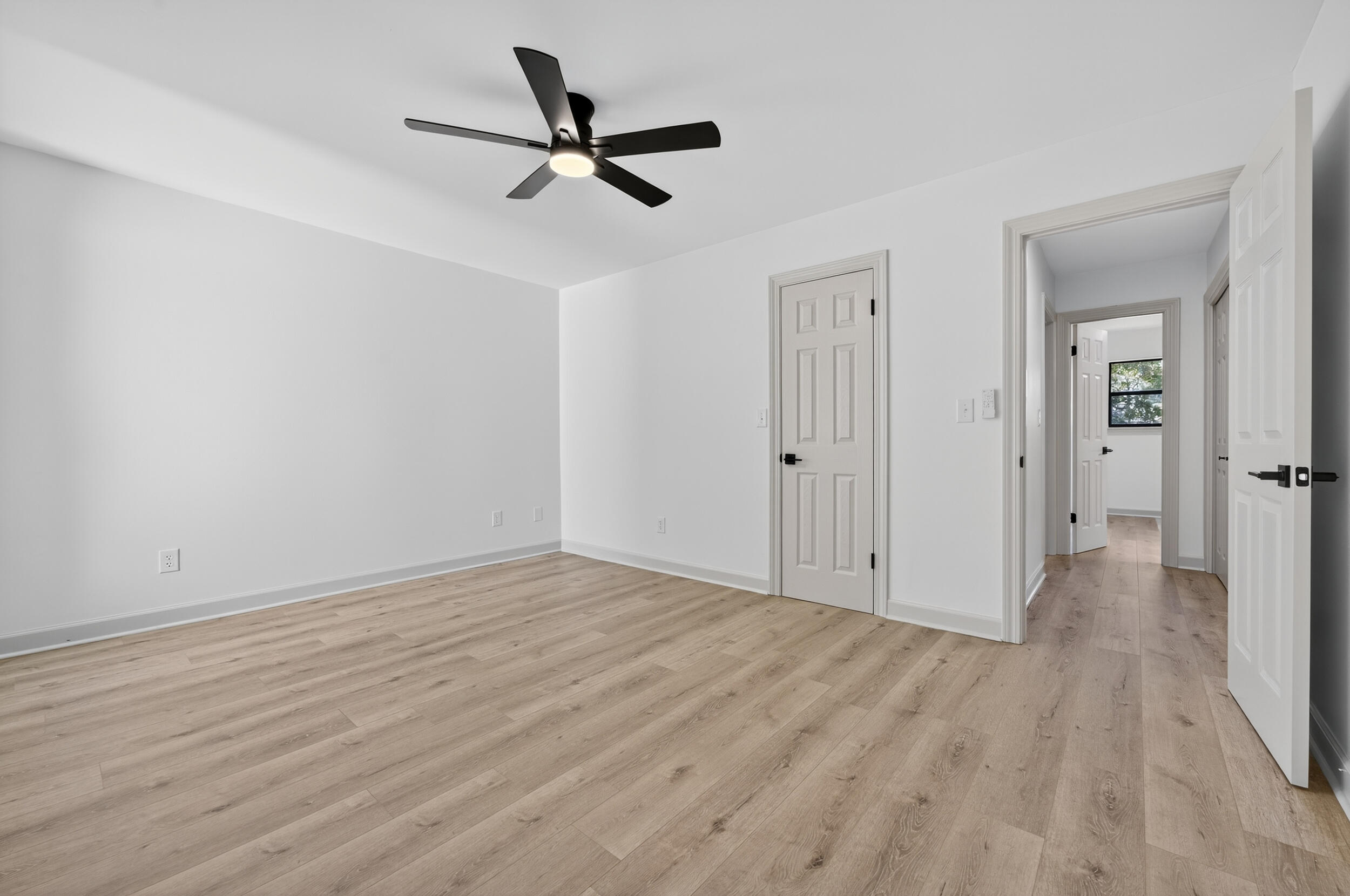 926 Ridgewood Way Niceville, FL 32578 - Photo 29 of 68 a view of a livingroom with wooden floor and a ceiling fan