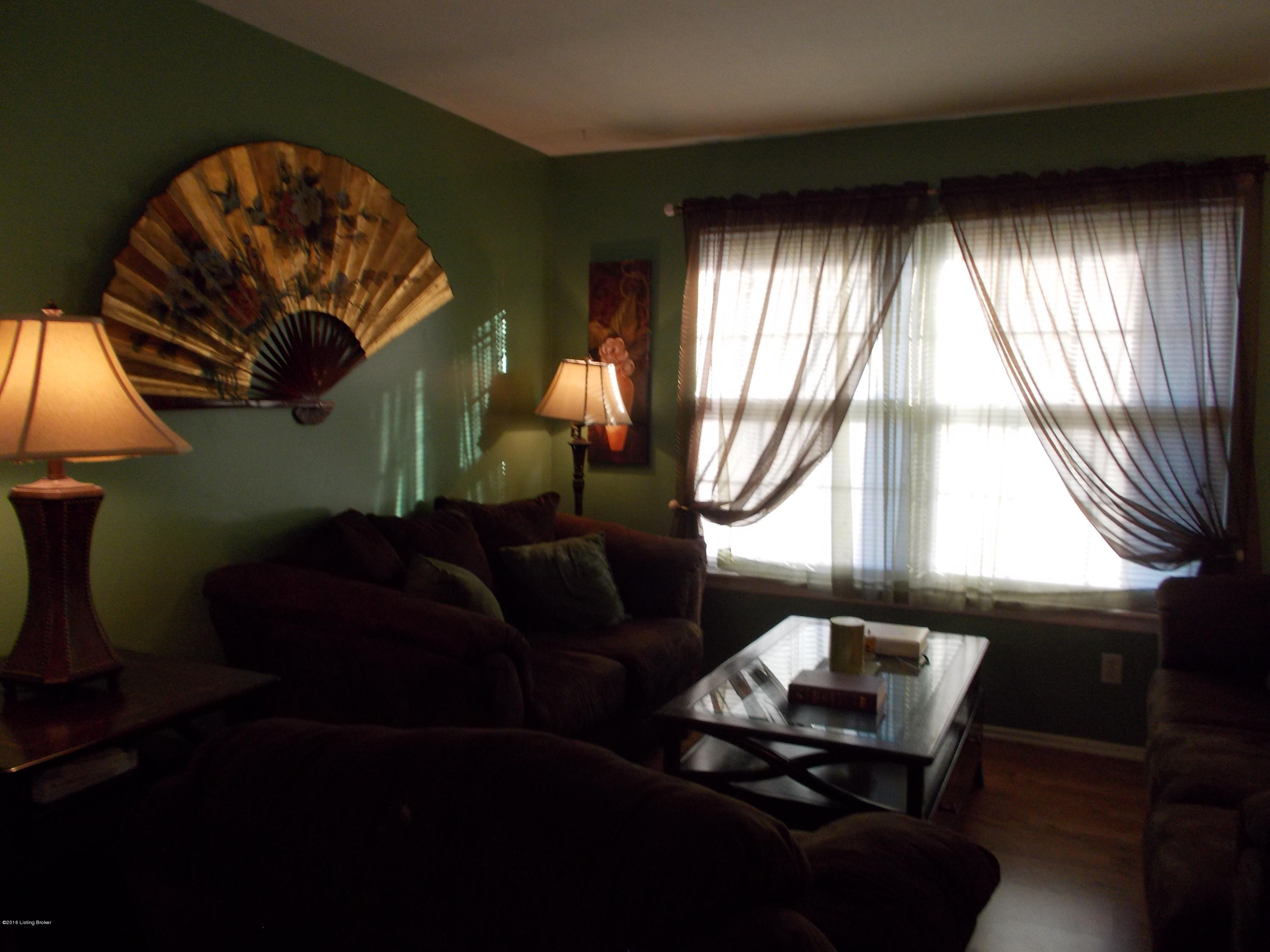 6811 Barbrook Road Louisville, KY 40258 - Photo 8 of 27 Living room Barbrook