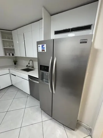 $3,300 | 5750 Collins Avenue, Unit 10J, Miami Beach, FL 33140